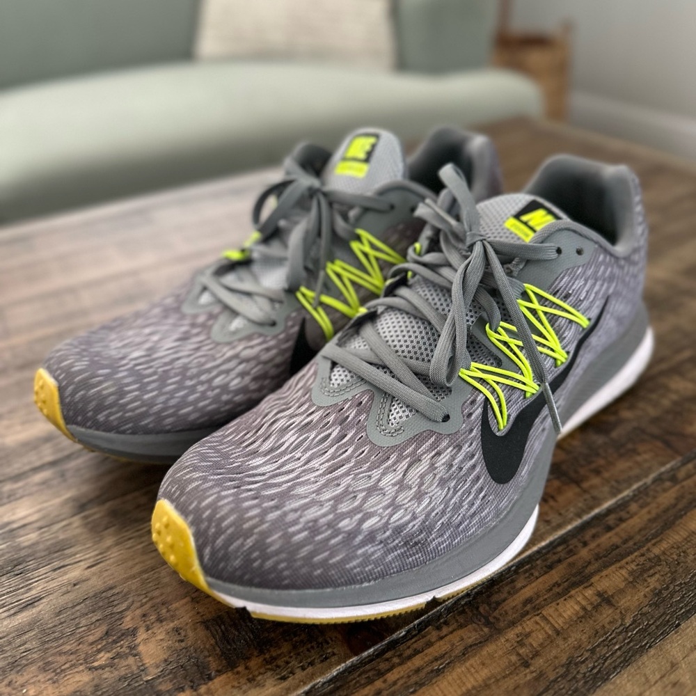 Nike Mens Size 10 Air Zoom Winflo 5  Gray Running Shoes